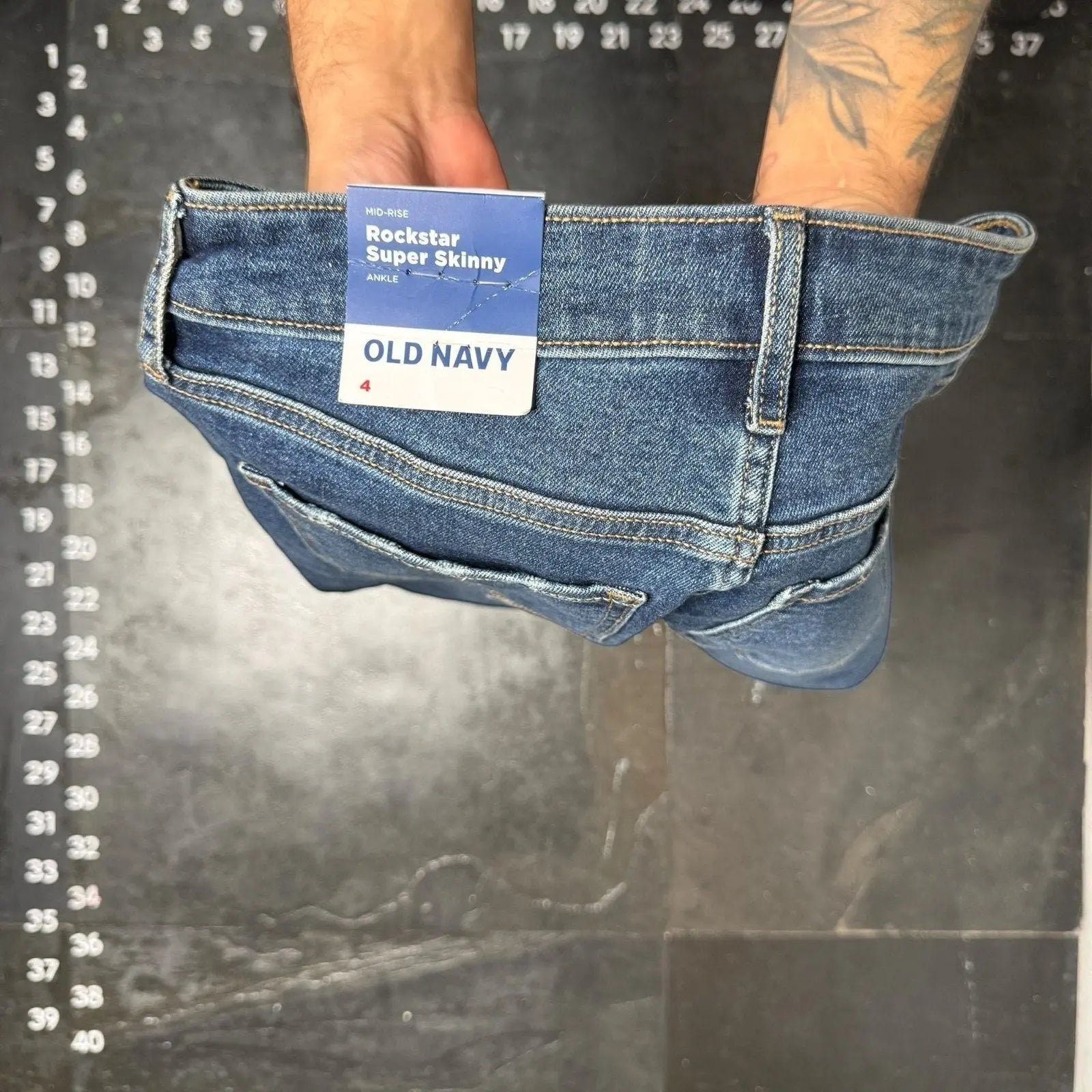 Old Navy Mid-Rise Rockstar Super Skinny Ankle Jeans Size 4 Old Navy