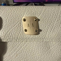 Ashley Pittman White Pebbled Leather Crossbody Bag with Horn Plaque and Gold Tas Ashley Pittman