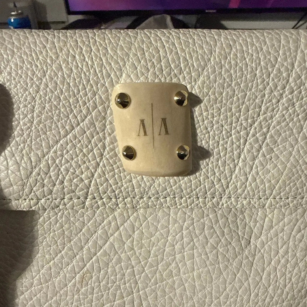 Ashley Pittman White Pebbled Leather Crossbody Bag with Horn Plaque and Gold Tas Ashley Pittman