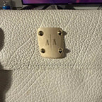 Ashley Pittman White Pebbled Leather Crossbody Bag with Horn Plaque and Gold Tas Ashley Pittman