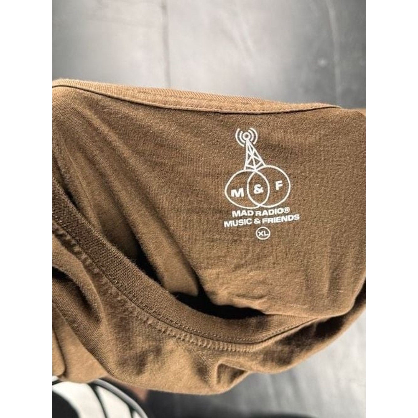 Mad Radio Global Sounds Café Bar & Records Graphic T-Shirt Brown Size XL