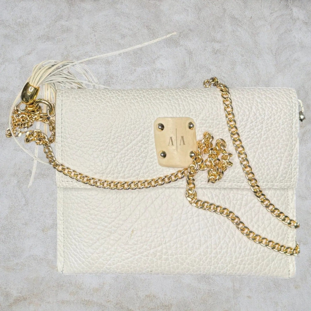Ashley Pittman White Pebbled Leather Crossbody Bag with Horn Plaque and Gold Tas Ashley Pittman