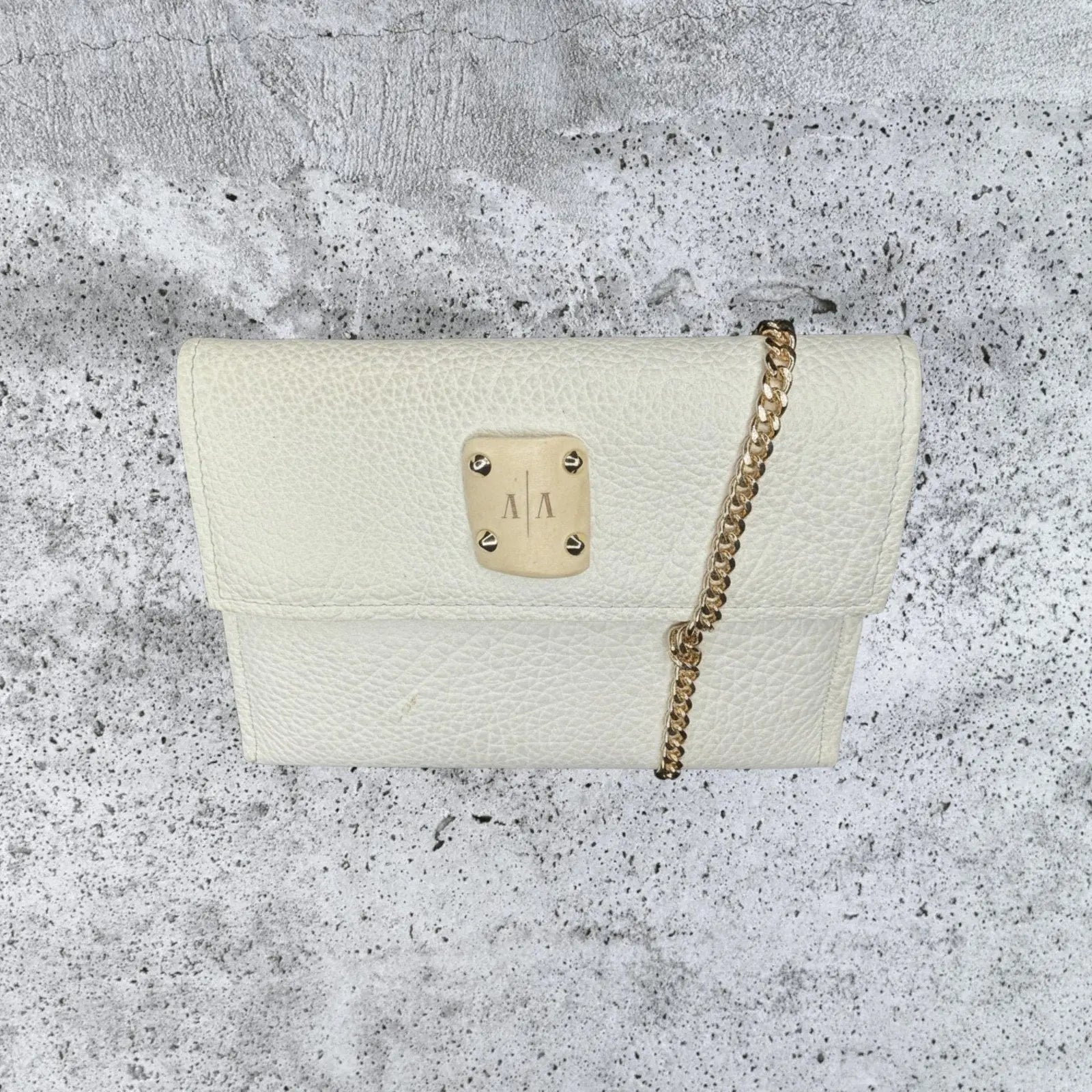 Ashley Pittman White Pebbled Leather Crossbody Bag with Horn Plaque and Gold Tas Ashley Pittman