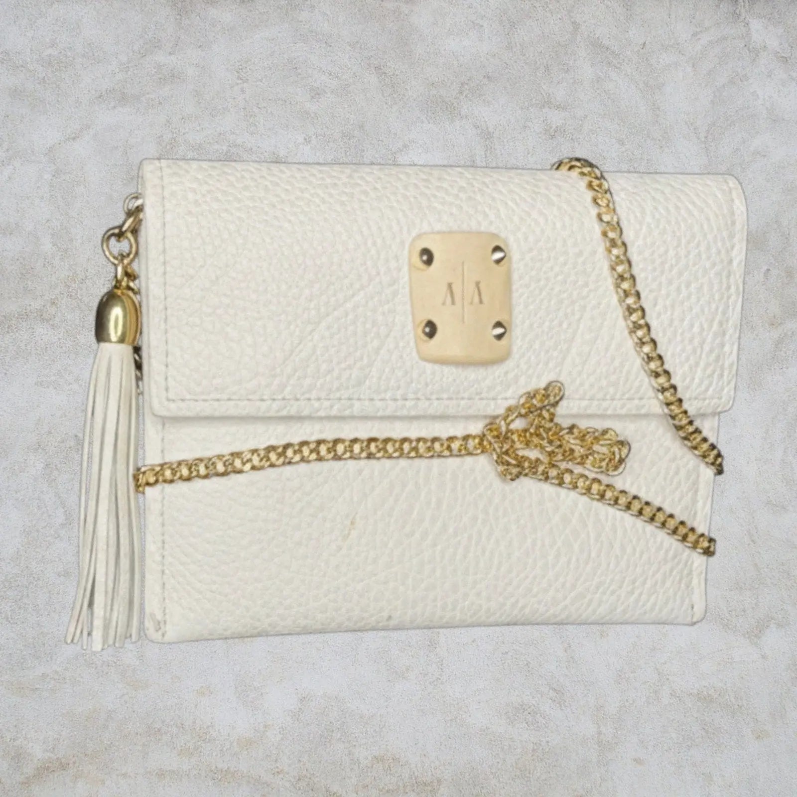 Ashley Pittman White Pebbled Leather Crossbody Bag with Horn Plaque and Gold Tas Ashley Pittman